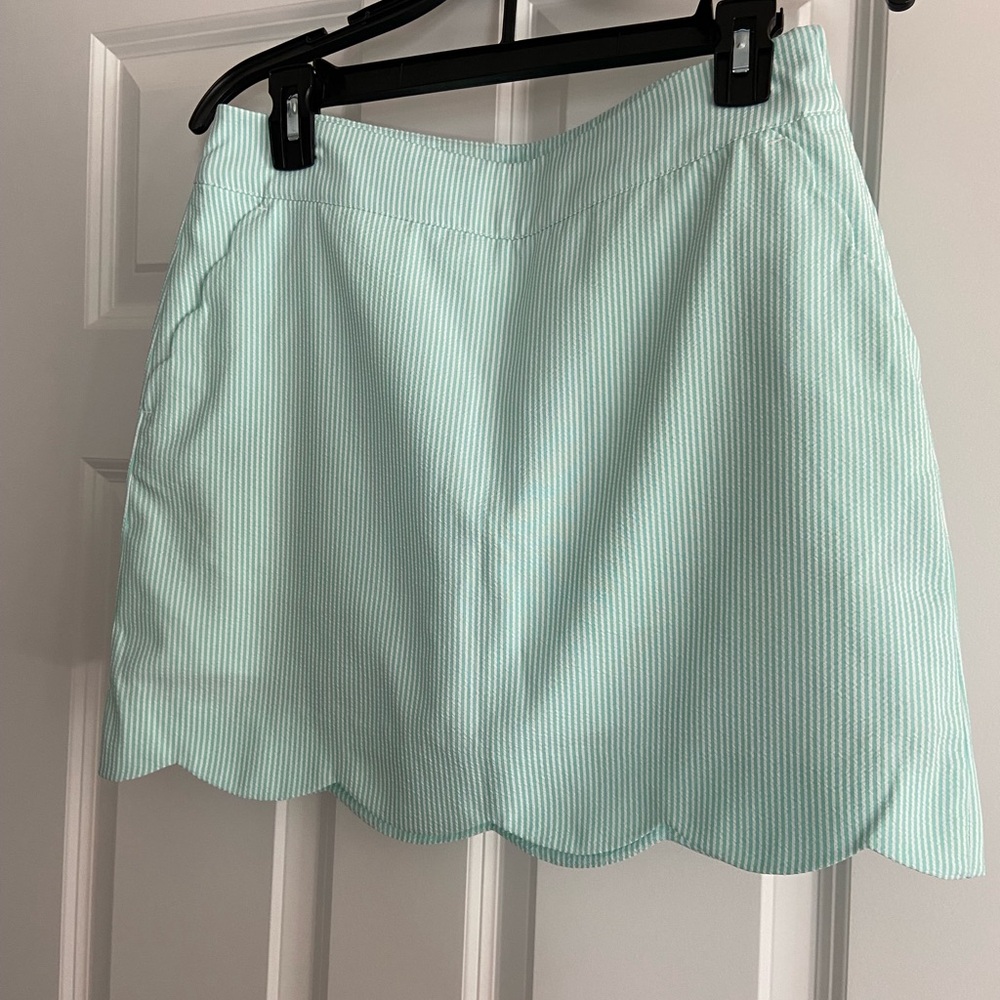Vineyard Vines Skort.  Built In shorts.  Size 4.  Sea foam green and white.